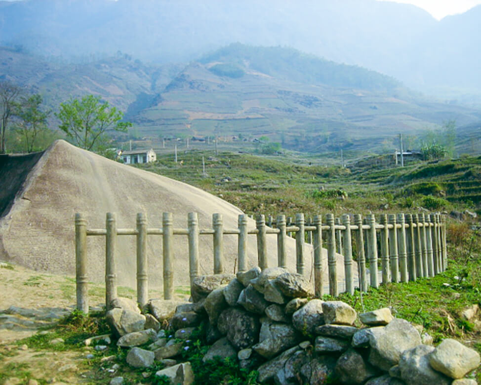 Giải mã bãi đá cổ Sa Pa -1