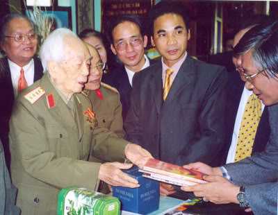 Ông Nguyễn Vũ Tuấn Anh tặng sách